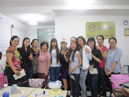 PMN phat qua Noel Đón Noel cùng Trung Tâm dạy nghề chăm sóc móng Kelly Pang