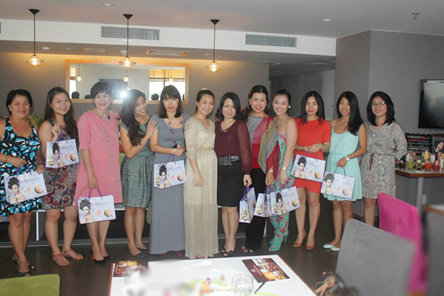Cô Pang Mỹ Linh trao giải vẽ móng tại Câu lạc bộ Phụ Nữ & Xe hơi
