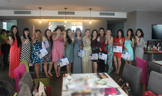 Cô Pang Mỹ Linh trao giải vẽ móng tại Câu lạc bộ Phụ Nữ & Xe hơi