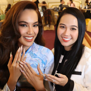 Cận cảnh thiết kế nail nude sang trọng diện lên tay các người đẹp Hoa hậu hoàn vũ 2022 trong bộ ảnh Glamshot áo dài