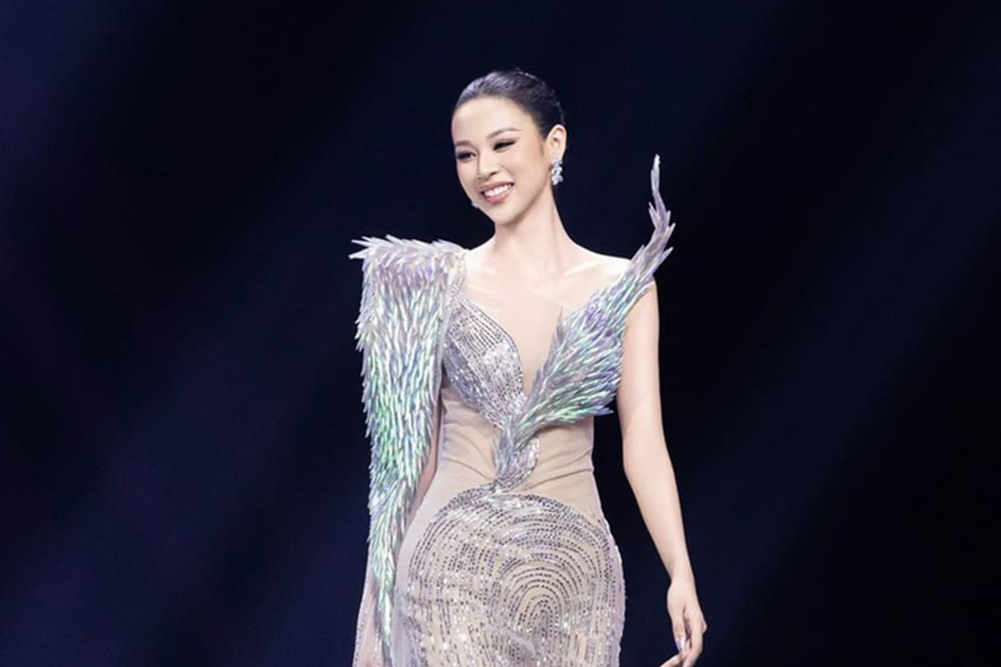 Thiết kế dạ hội kết hợp 999 chiếc móng của Kelly Pang