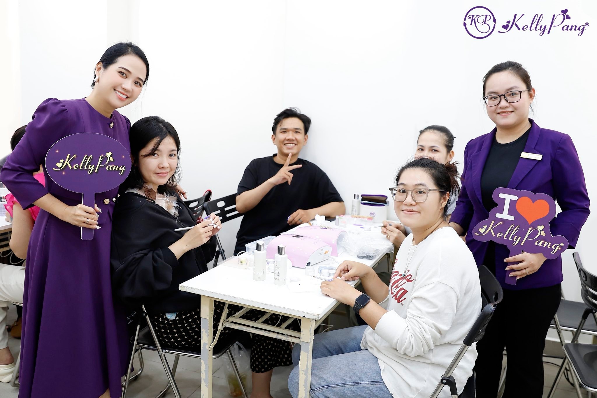 Phòng thực hành nail tiêu chuẩn salon Mỹ tại Kelly Pang