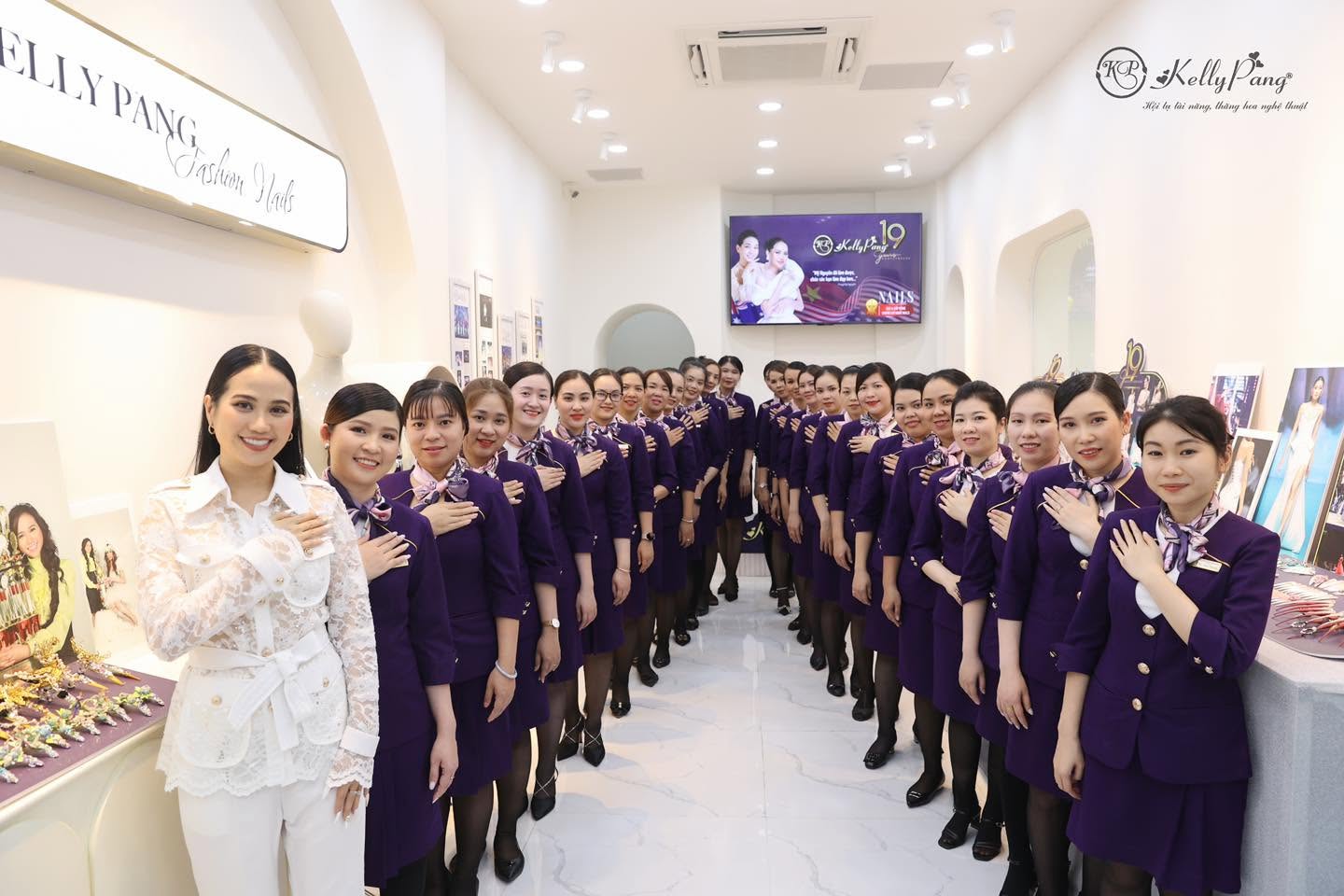 Học viên Kelly Pang trong buổi học và thực hành nail