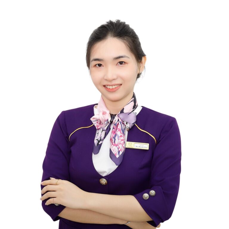 Giảng viên hỗ trợ học viên trong giờ thực hành nail