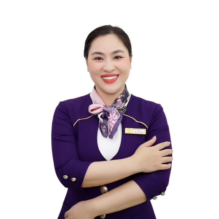 Học viên thực hành kỹ thuật nail tại Kelly Pang