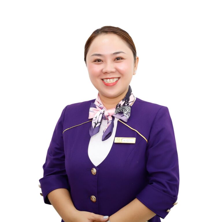 Giảng viên Kelly Pang hướng dẫn học viên thực hành nail