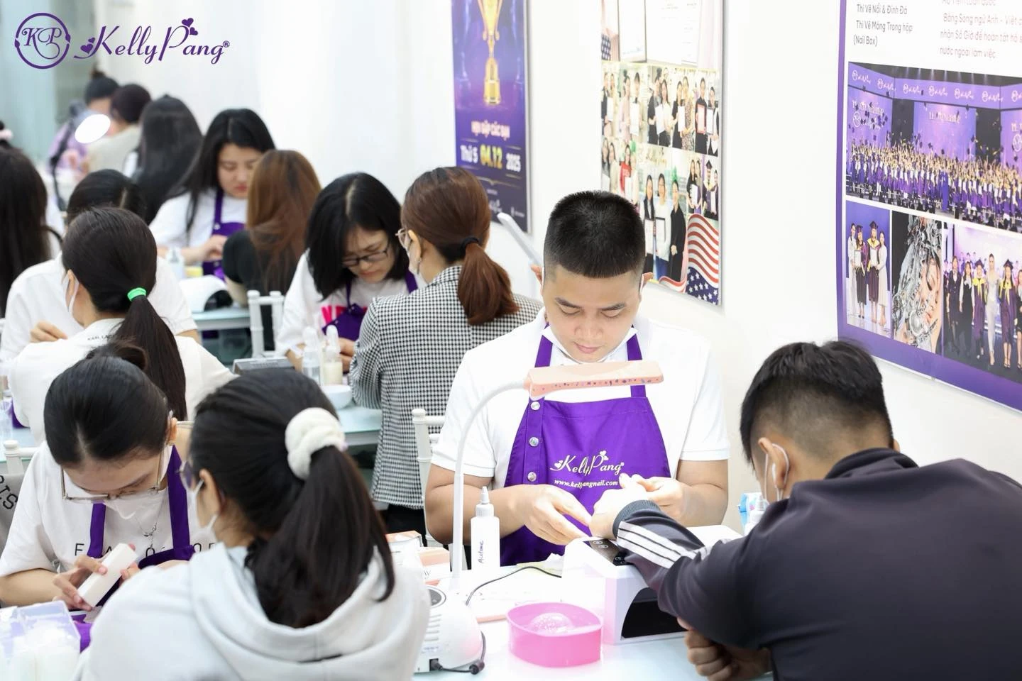 Lớp học tại Kelly Pang trang bị đầy đủ dụng cụ