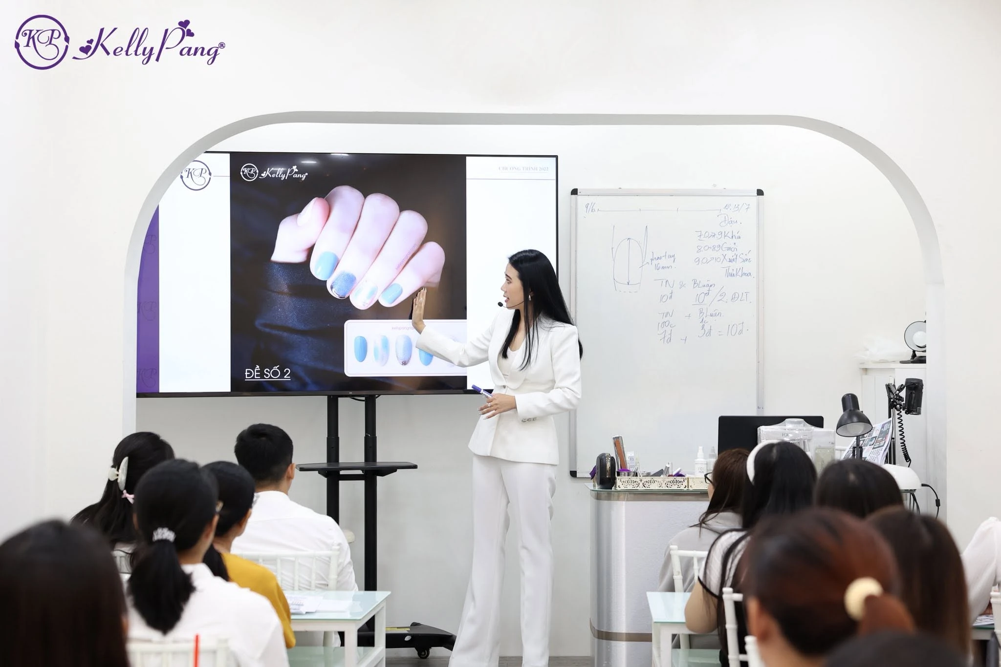 Lớp học tại Kelly Pang trang bị đầy đủ dụng cụ