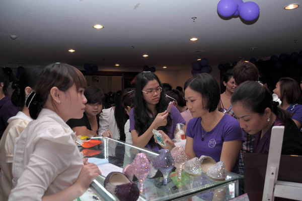 khu-ban-hang-dien-thoai khu ban hang dien thoai Tưng Bừng Kỷ Niệm 9 Năm Thành Lập Của KellyPang