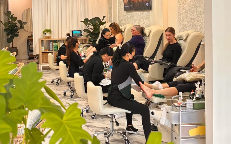 Thợ nail làm việc tại salon nước ngoài